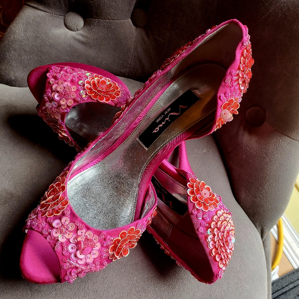 💥PRICE DROP💥Gorgeous pair of Nina's of New York hot pink
